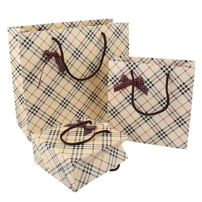 Soem-ODM-Tee streifte kakifarbige Kraftpapier-Papiertüten für Bekleidungsgeschäft